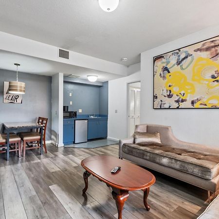 Lions Gate Hotel McClellan Екстериор снимка