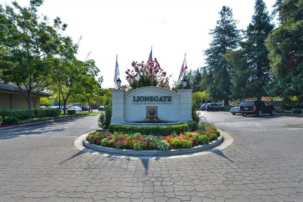 Lions Gate Hotel McClellan Екстериор снимка