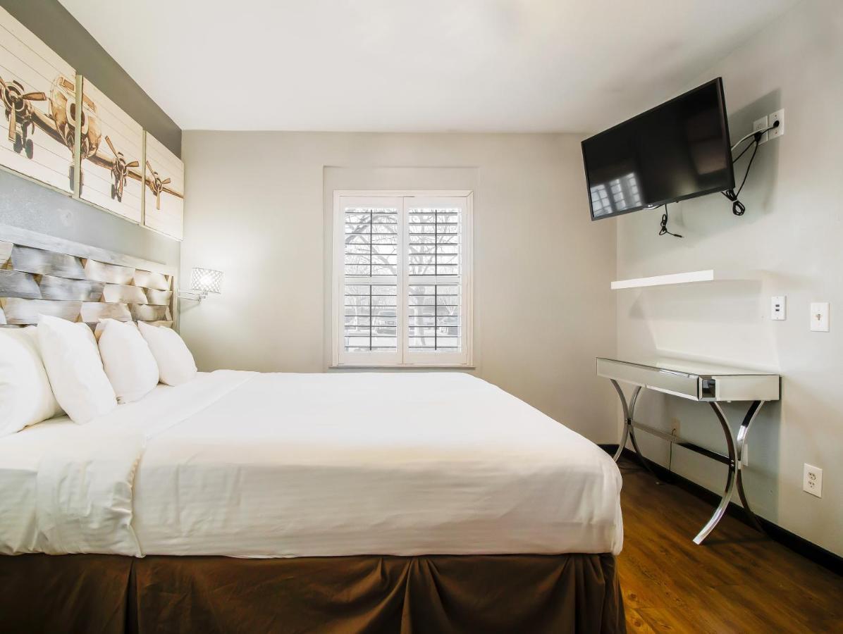 Lions Gate Hotel McClellan Екстериор снимка