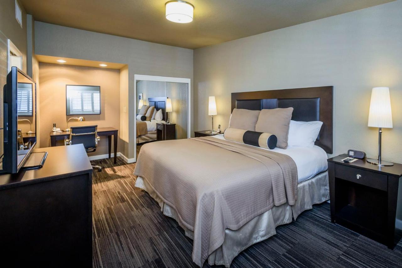 Lions Gate Hotel McClellan Екстериор снимка