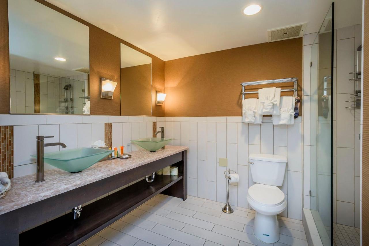 Lions Gate Hotel McClellan Екстериор снимка