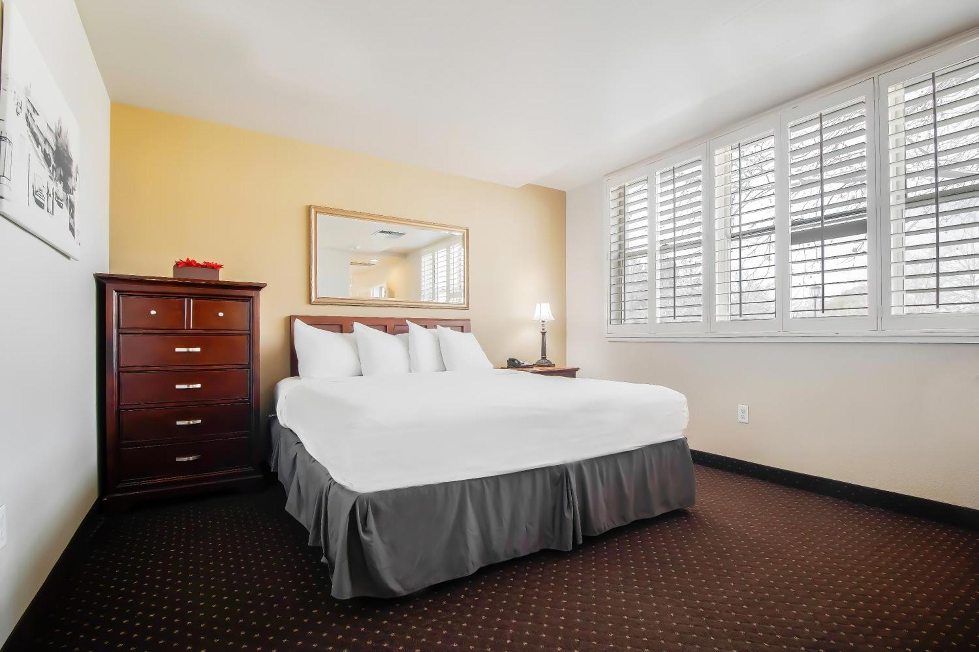 Lions Gate Hotel McClellan Стая снимка