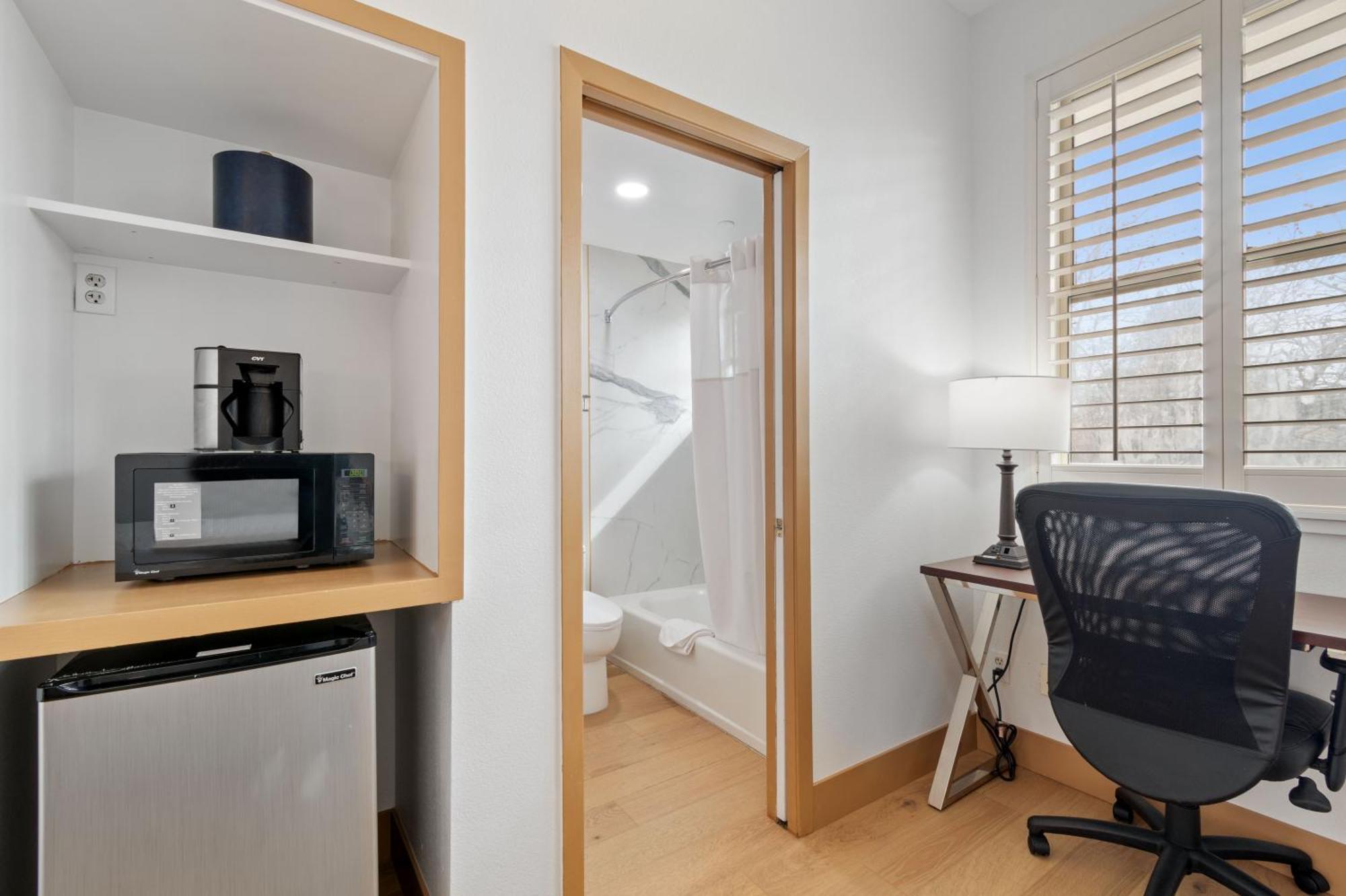 Lions Gate Hotel McClellan Екстериор снимка