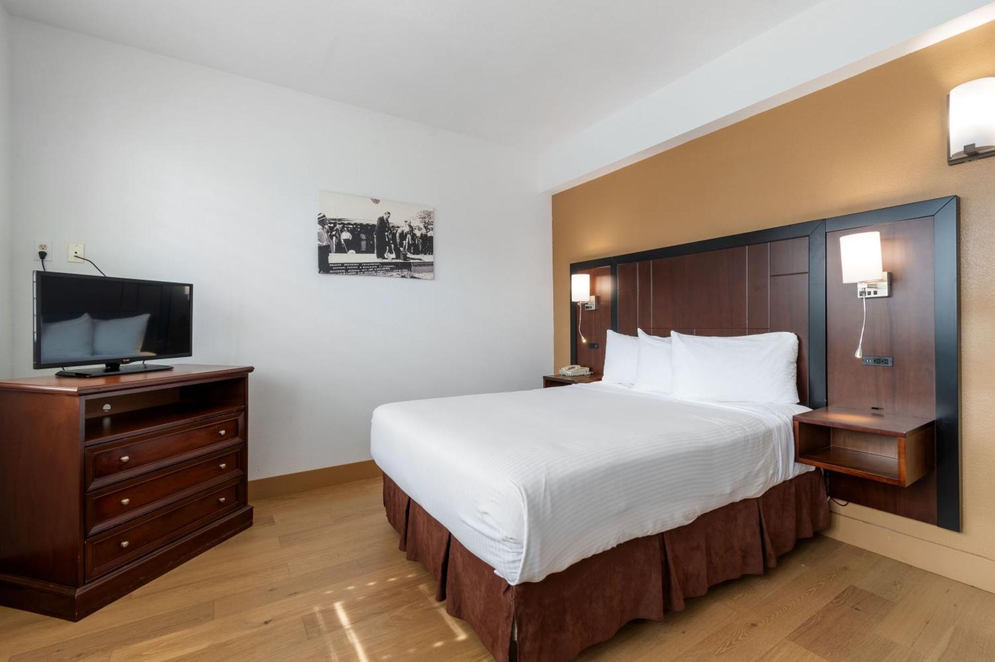 Lions Gate Hotel McClellan Екстериор снимка