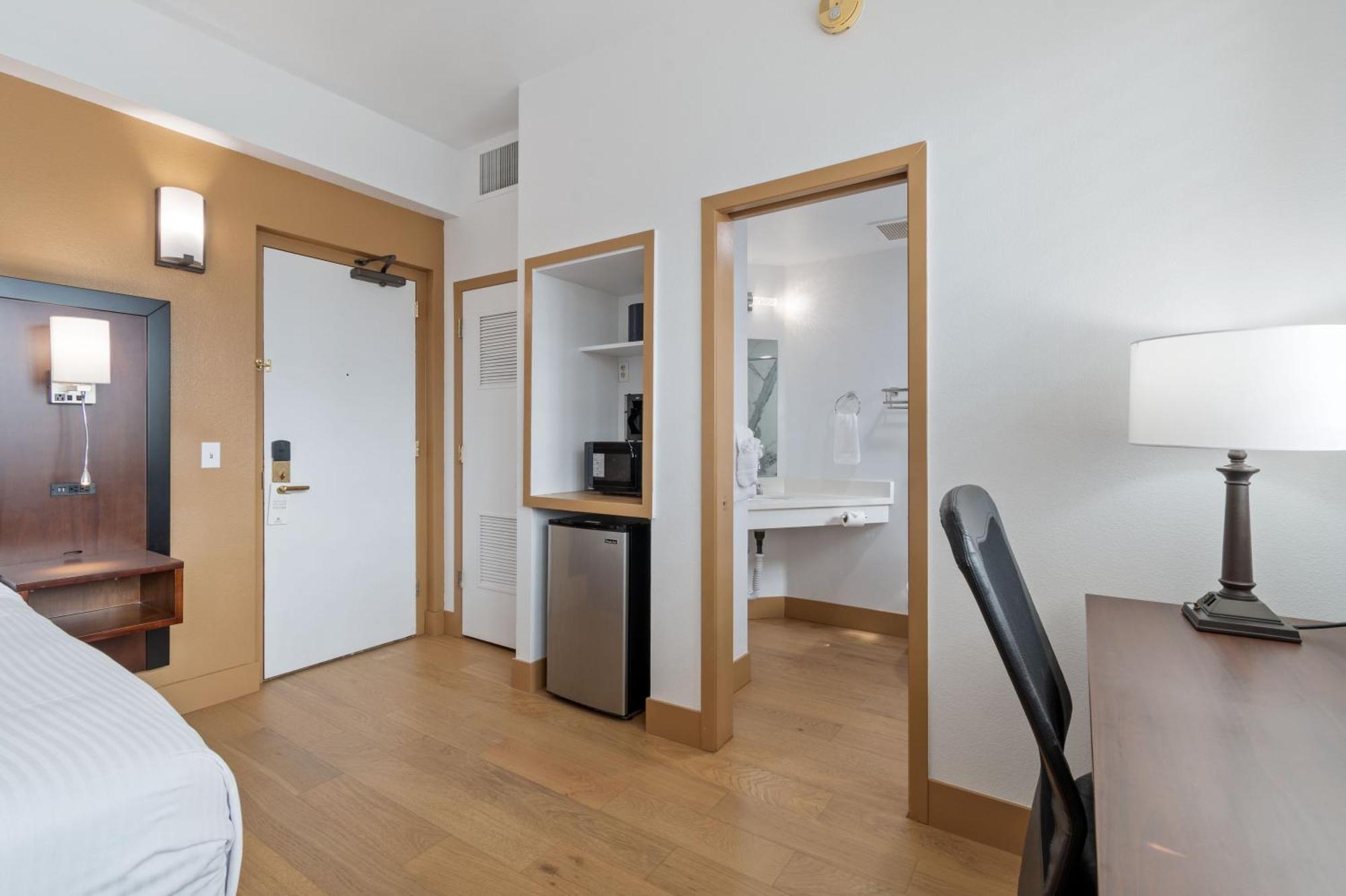 Lions Gate Hotel McClellan Екстериор снимка