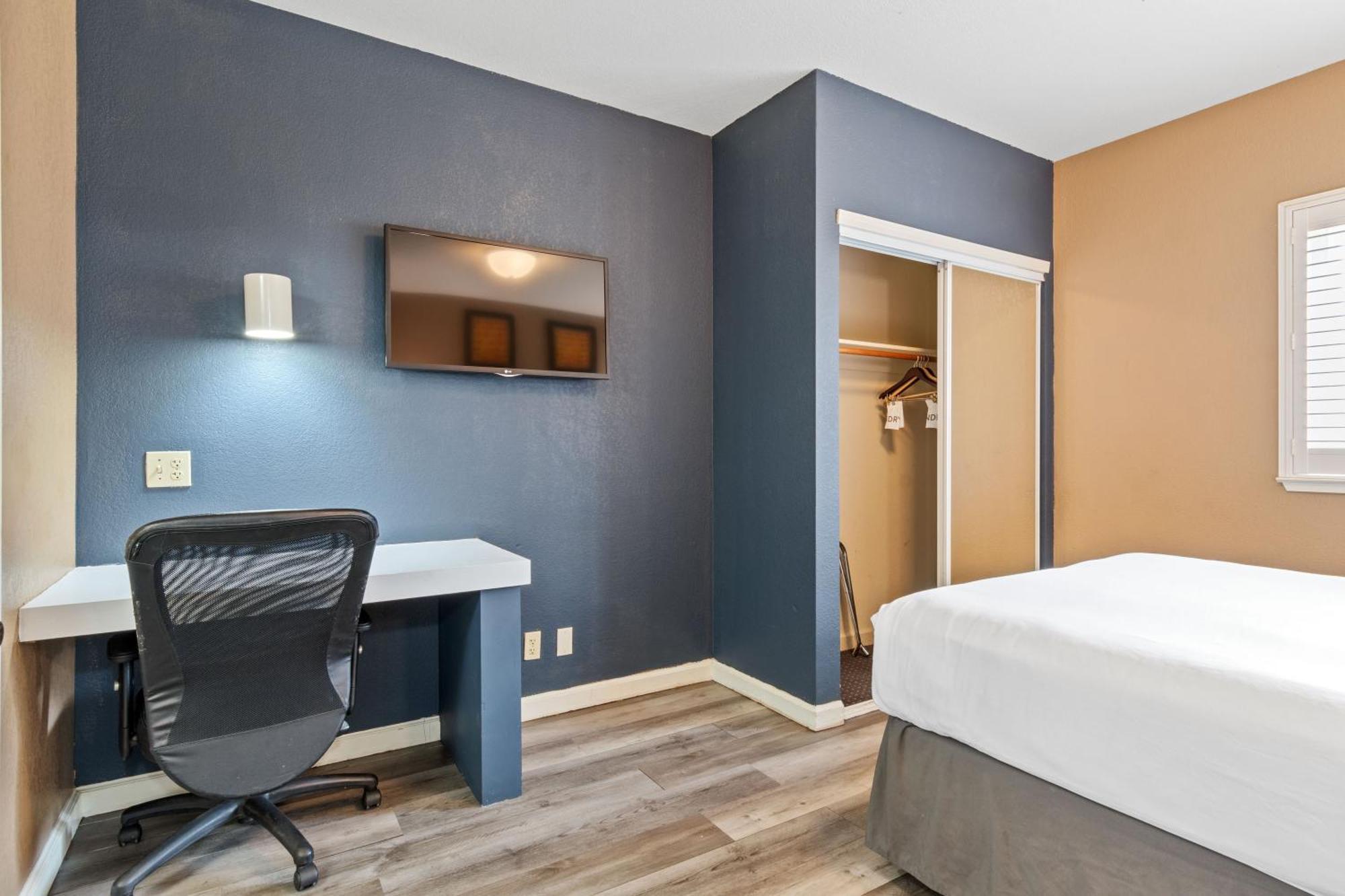Lions Gate Hotel McClellan Екстериор снимка