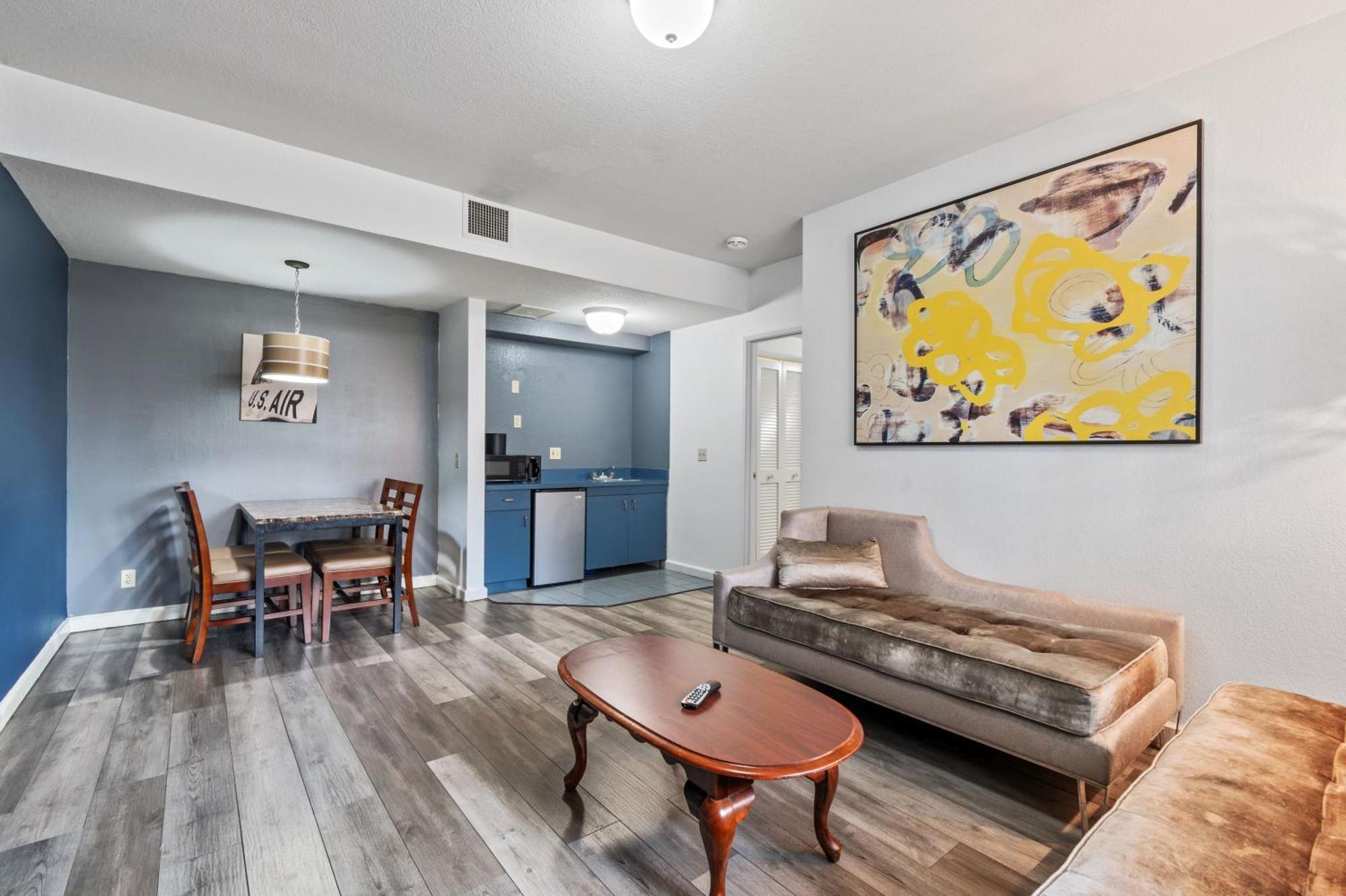 Lions Gate Hotel McClellan Екстериор снимка