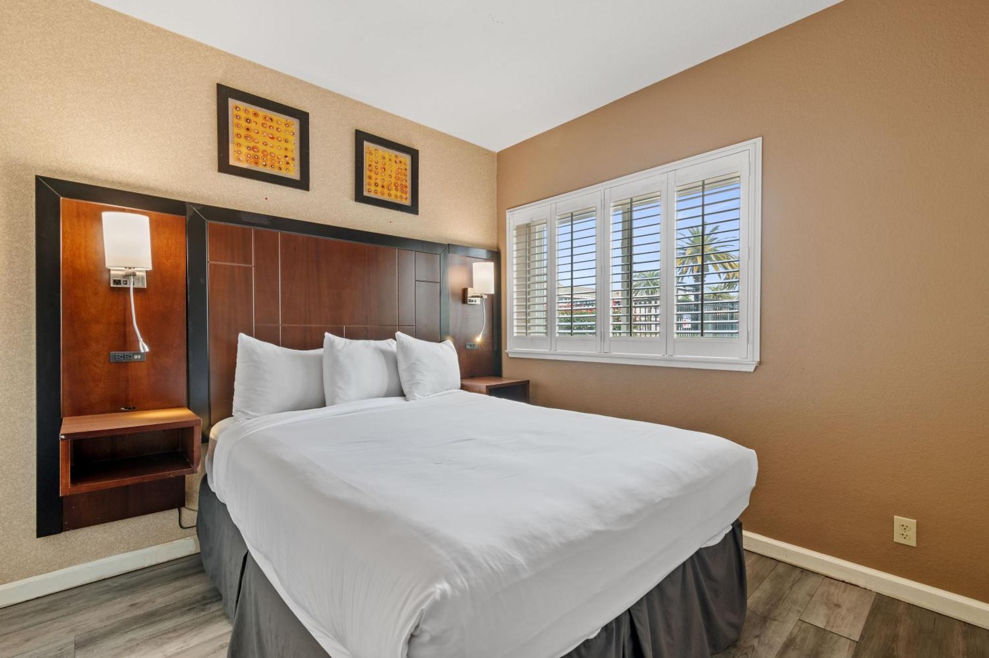Lions Gate Hotel McClellan Екстериор снимка