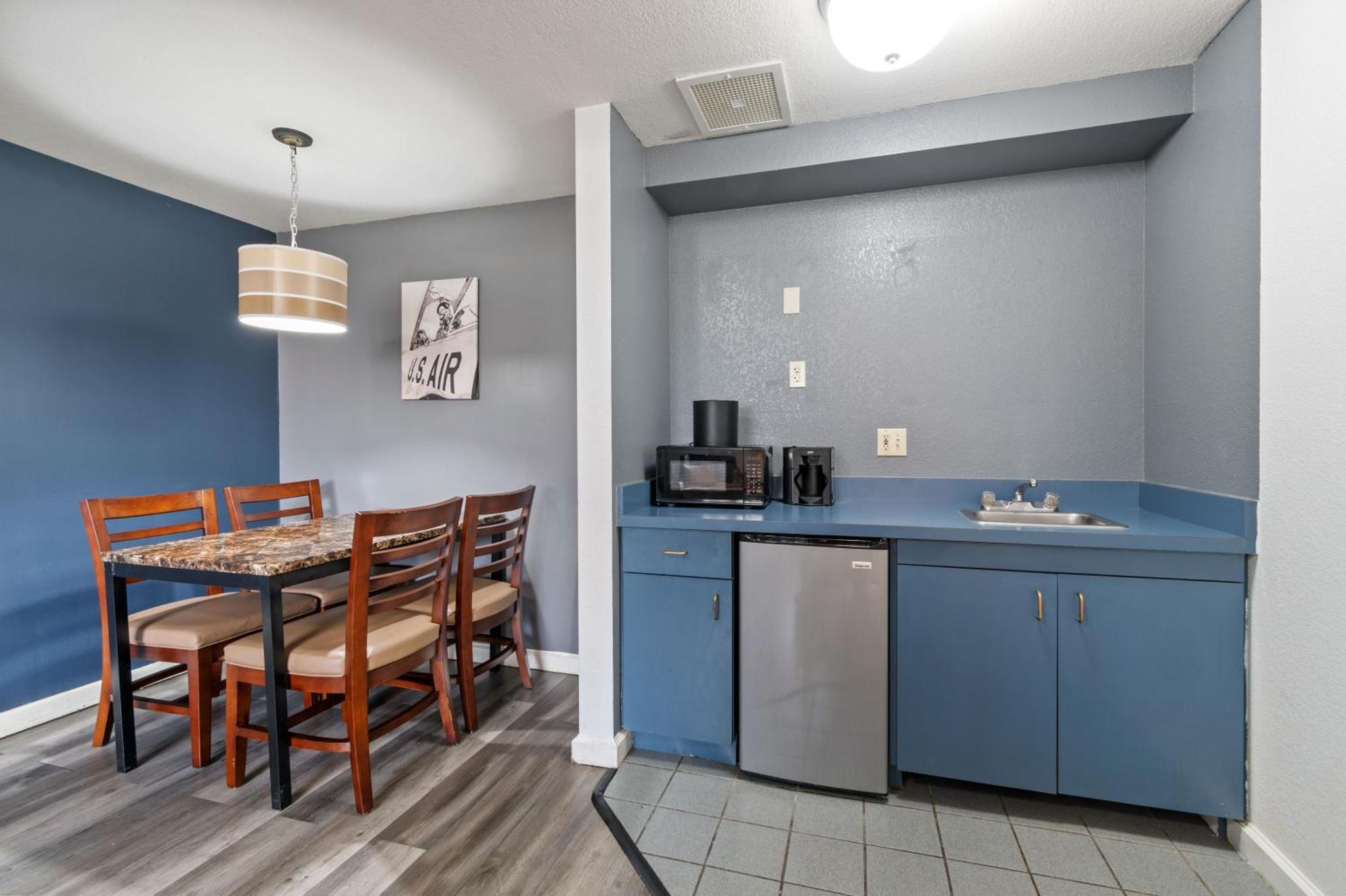Lions Gate Hotel McClellan Екстериор снимка