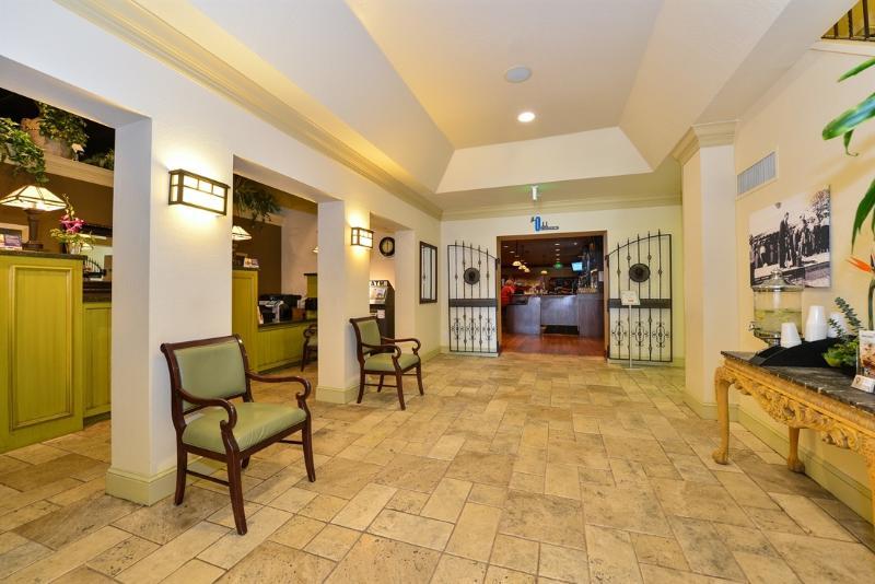 Lions Gate Hotel McClellan Екстериор снимка