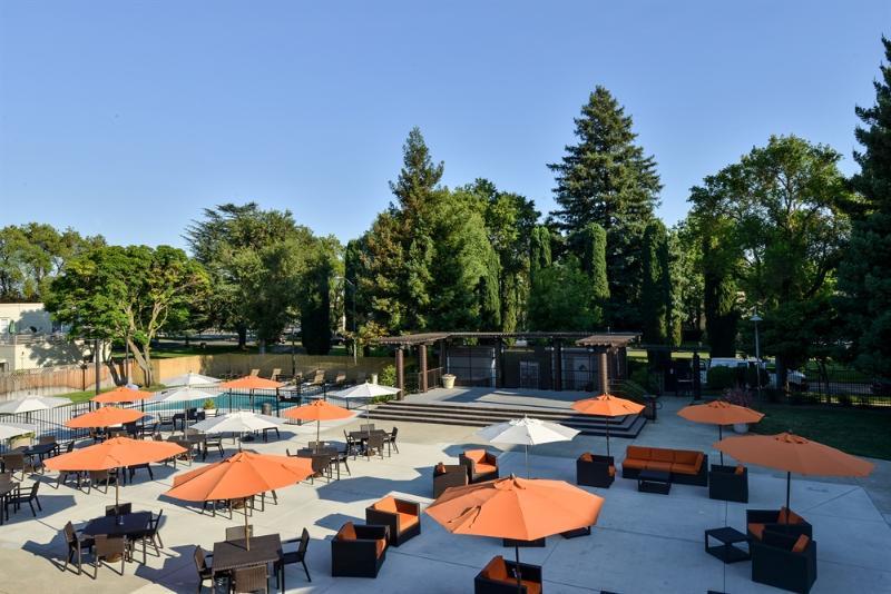 Lions Gate Hotel McClellan Екстериор снимка