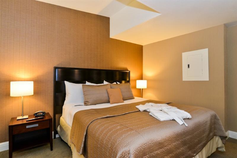 Lions Gate Hotel McClellan Екстериор снимка