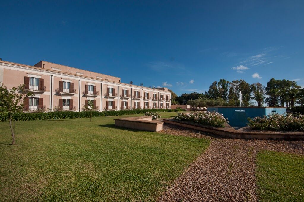 Lions Gate Hotel McClellan Екстериор снимка