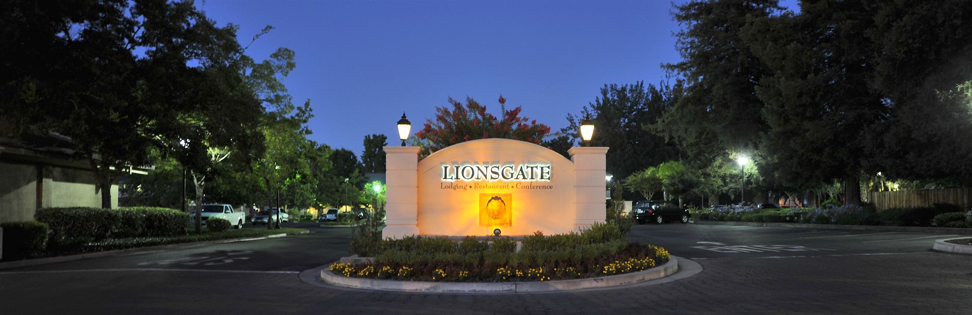 Lions Gate Hotel McClellan Екстериор снимка